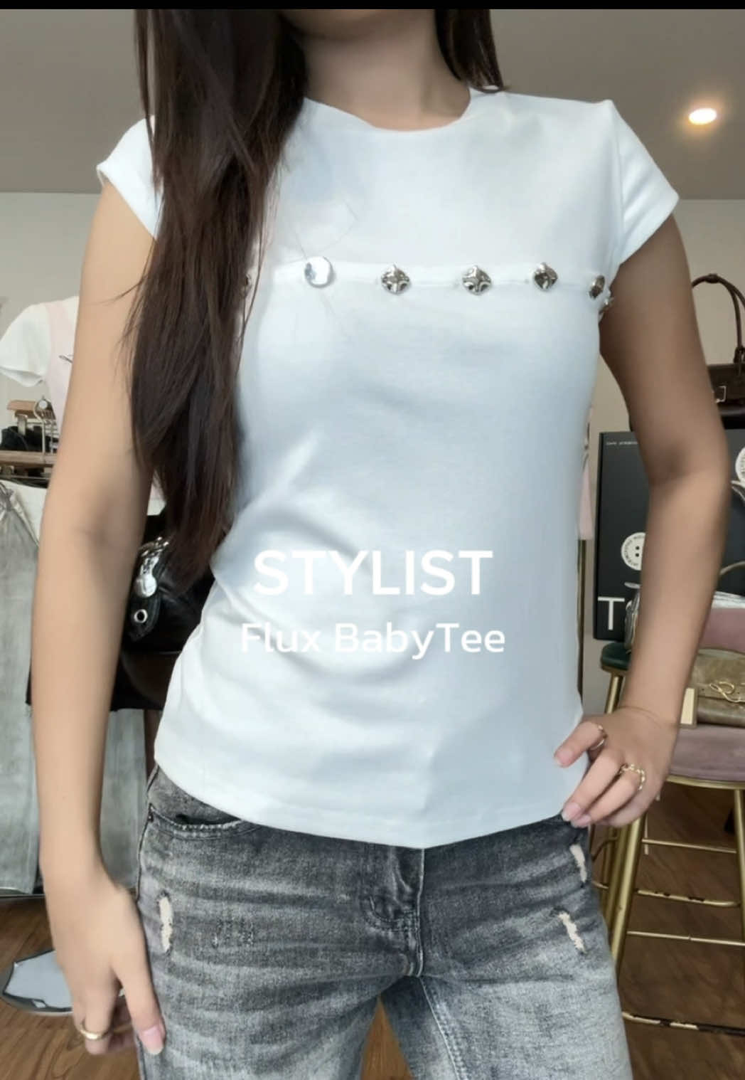 STYLIST Flux Baby Tee 👀 เสื้อทรงเบบี้ที ผ้ายืดใส่สบายเข้ารูปแนบตัว ดีเทลกระดุมผ่าอก 💓 #STYLIST #stylistshop #stylistyourexperimentalspace #OOTD #เสื้อbabytee 
