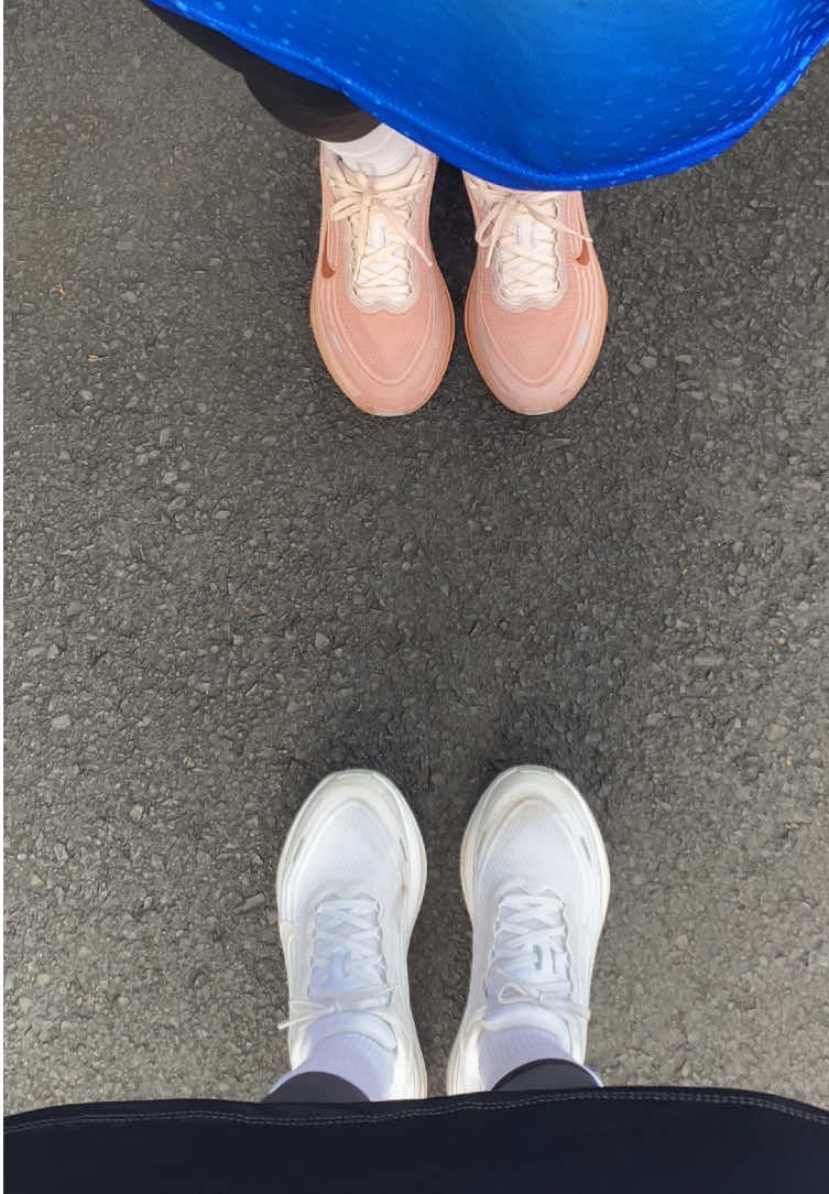 running twin mode🩷🤍 @Nike @shelialuv #vomeroplus #nike #Running #matching 