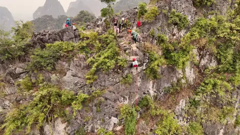 Mình sẽ lưu giữ kỉ niệm trên này💕 lần đầu trekking và abseiling tại Cổng trời Yên Sơn, cảm ơn achi trong đoàn và team Birdy đã take care và giúp em có một trải nghiệm đáng nhớ và tuyệt vời ạaa#trekking#abseiling#Birdytrekking@birdytrekking 
