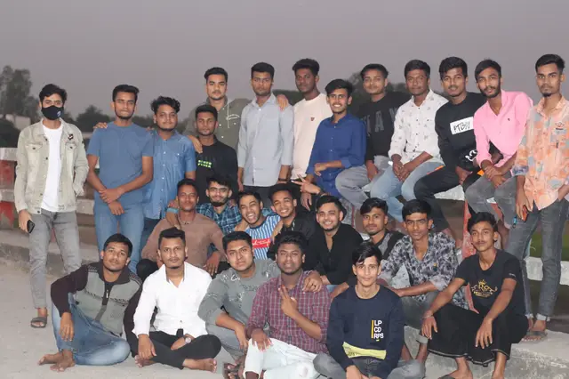 স্যার জানলে অবাক হবেন, ক্লাসে যাদের এত্ত কথা বলার জন্য আলাদা করে বসাতেন আজ তাদের সাথে কথা হয় না বহুদিন দেখা হয় না স্কুলের শেষ ঘন্টার পর থেকে।😅❤️