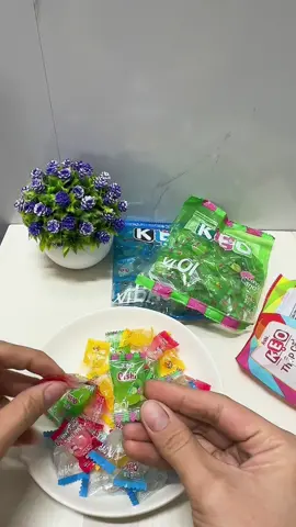 Hôm nay là mồng 1 tết. Mời mọi người ghé nhà mình ăn kẹo uống trà nè…. Mọi người muốn mua kẹo về làm bông sen, quả dứa chưng tết thì mua loại oishi này nha. Mua luôn từ giờ kẻo cận tết hết hàng nè, date mới nên yên tâm ạ #xuhuong #trending #tết #tết2026 #têtsumvầy 