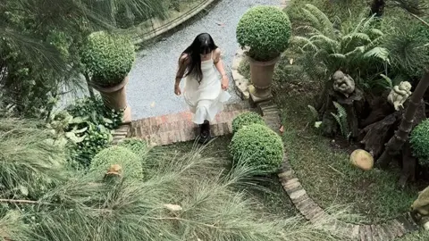 “Dù chuyện gì xảy ra đi nữa thì vẫn phải giữ lấy cho mình sự dịu dàng. Đừng để cay đắng của cuộc sống cướp đi sự ngọt ngào trong trái tim bạn.”