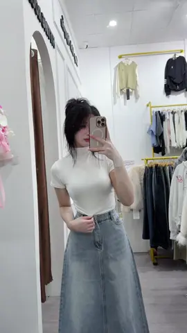 Chị chủ : quay sao cho thật nhất , để khách thấy được hết form chân váy jean dài nha em ! Ok chị 