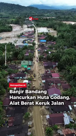 Pantauan udara kondisi terkini Desa Huta Godang, Kecamatan Batang Toru, Tapanuli Selatan, Sumatera Utara pasca dilumat bencana banjir bandang dan tanah longsor pada Selasa (2/12/2025). Terlihat akses jalan di wilayah tersebut sedang dikeruk menggunakan alat berat. Video: Jiddan/MetroBogor .  #desahutagodang #batangtoru #tapanuliselatan #prayforsumatera #metropolitanid  
