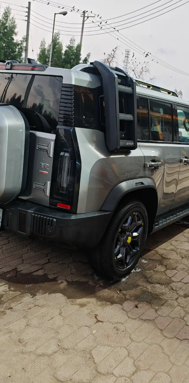 #معرض #الوافي #للسيارات 🚘.  جيتور T2 2025  مكنه بنزين 2.0 لتر  نظام دفع رباعي  اتوماتيك7 سرعات  مقاعد جلد مع كهرباء  ذاكرة تخزين لحفظ المقاعد  تبريد مقاعد اماميه  شاشه  15.6 بوصه وشاشه رقميه للسائق فتحت سقف نظام التحكم بي الصوت  12 سماعه  نظام شحن الهاتف.  لاسلكي  6 وسائد هوائيه  نظام التحزير من المنطقه العمياء  انظمه المراقبه نظام مراقبه ضغط الاطارات نظام التحكم في الثبات ومانع للتصادم الامامي والخلفي للستفسار 0912237776 0112096222 #معرض #الوافي #للسيارات 🚘 نسعد بخدمتكم ❤️