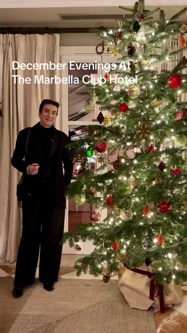 Classic Christmas vibes at the Marbella Club. Soft lights, refined style, and a perfect December evening. #phototrend #marbellaclubhotel #quietluxury #christmasvibes #luxurytravel 