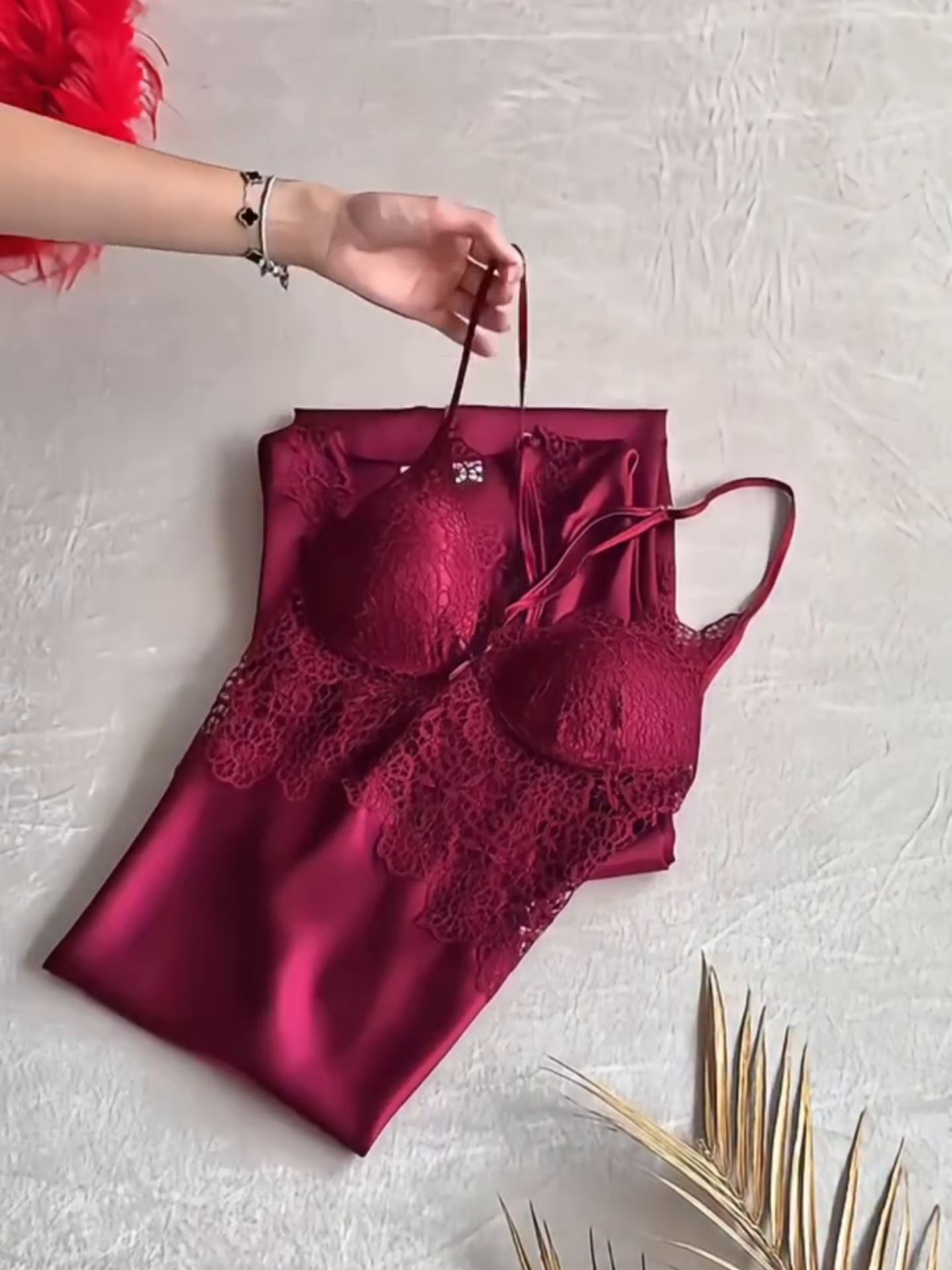 ✨ Transforme suas noites em momentos de puro luxo e conforto! O Conjunto de Pijama Feminino de Cetim – 5 Peças é perfeito para quem ama elegância até na hora de dormir. 💖 Com robe de seda, camisola de renda, vestido leve e acabamento impecável, você vai se sentir ainda mais maravilhosa! 🔥 Estoque extremamente limitado! Garanta o seu antes que acabe! 👉 Compre aqui https://s.shopee.com.br/gIivu4g5W  #ConjuntoDePijamaFemininoDeCetim #RobeDeSeda #CamisolaDeRenda #ModaFeminina #Achadinhos #LuxoAcessível