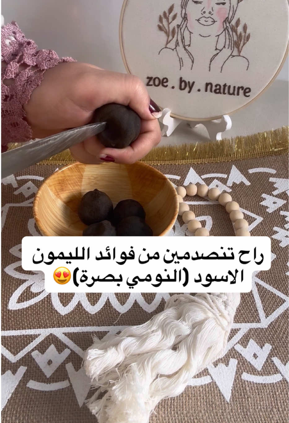 ليش لازم تضيفين الليمون الأسود (النومي بصرة) لحياتچ؟ لأن هذه فوائده الذهبية👇 1_ يقوّي المناعة لأنه غني بفيتامين C 2_ يطهّر الجهاز الهضمي ويساعد على تنظيم حركة الأمعاء 3_ يقلّل الانتفاخ ويحسّن عملية الهضم 4_ يرفع مستوى الطاقة ويخفّف الشعور بالتعب 5_ يحسّن صحة القلب لأنه يساعد على خفض الكولسترول 6_ يغذّي البشرة ويعطيها إشراقة ويخفّف من العلامات التعب والإرهاق 7_ يحتوي مضادات أكسدة قوية تحارب الالتهابات 8_ يساعد على فقدان الوزن لأنه يحفّز الحرق وينظّف الجسم من السموم 9_ يهدّي الأعصاب ويخفّف القلق عند شربه كمشروب دافئ #الليمون #مشروبات_الشتاء #مشروبات_صحية #مشروبات_ساخنه #اكسبلور 