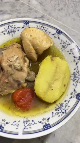 Namkeen Chicken 🍗 • Ingredients: Ghee 2 tbsp Water half cup Chicken 1.5 kg  Aloo 5,6  2 limo ka juice  Harri mirchein 3 Piyaaz 3 medium Tamatar 3 small  Adrak Lassan (paste) 1 tbsp  Salt 🧂 1.5 tbsp  Black pepper 1 tbsp   •Recipe:  Sab kuch cooker mai daal k medium aanch pe pakaen 20-25 minutes k liye 😋  Enjoy 😋  POV: agar apko soup nahi pasand tw pani bilkul add na kren. #UkCreator #Uklifestyle #namkeenchicken #Recipe #foryoupage❤️❤️ 