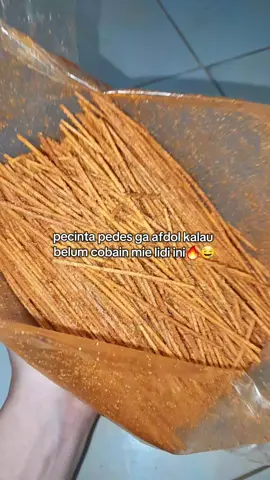 senampol ini pedesnya🥵 #rekomendasicemilan #mielidi #cemilanpedas #jajanantiktok #fyp 