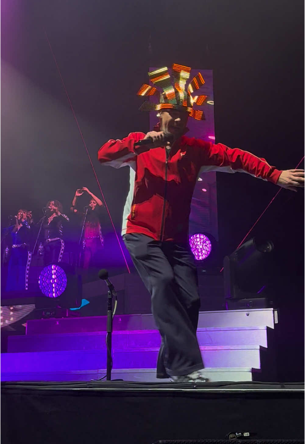 this man wearing a hat altered my brain chemistry last night @Jamiroquai HQ #jamiroquai 