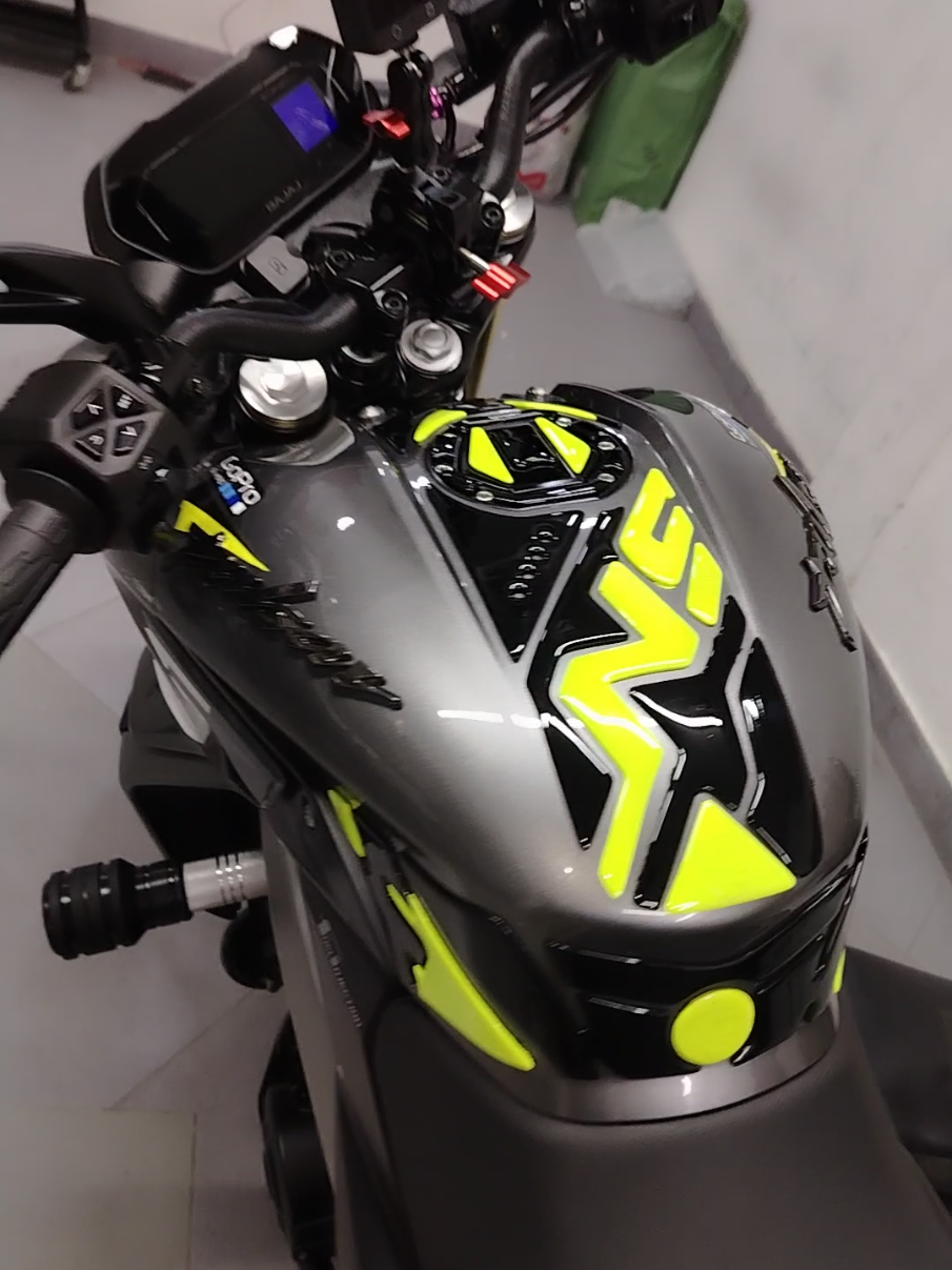 protector de tanque pulsar NS 400z👉🏍️ #motos #pulsar #medellin #viral #fyp 