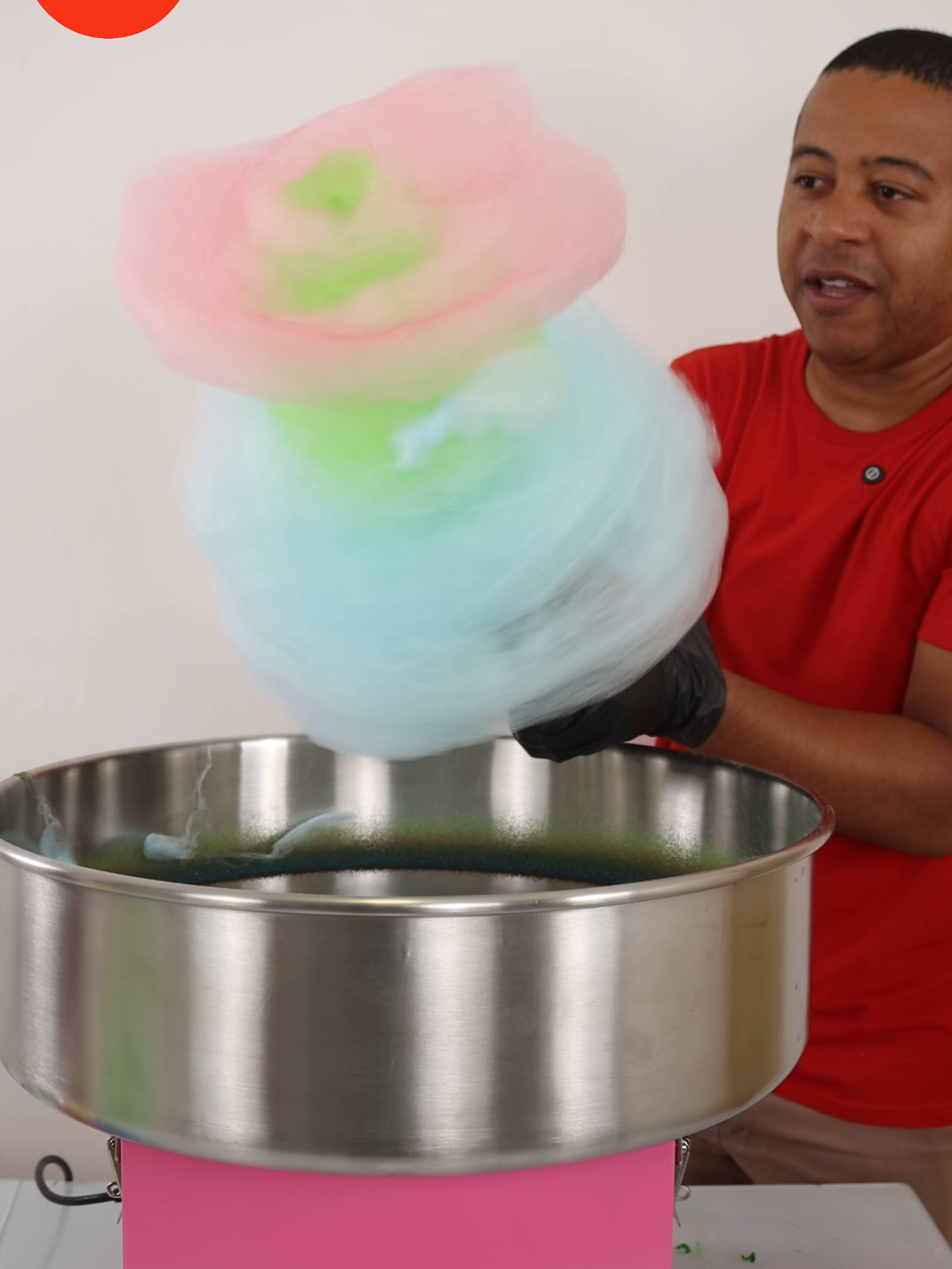 Essa aqui é única máquina que faz o algodão doce artístico com formato de Flor, Personagens. Outras maquinas parecidas por fora não tem as peças necessárias para fazer o fio subir. O diferencial dela é fazer de maneira rápida várias cores de algodão doce e até esculturas. Por isso você consegue ganhar 3 vezes mais no aluguel.  💰 PAGAMENTO 1) Boleto Parcelado até 12x com análise de perfil. 2) Cartão até 12x. 3) Pix com Desconto ☎ Converse comigo aqui na Tremaque de Londrina (43)98417-2561 #Algodãodoce #empreendedorismo #ideiadenegócio #tremaque #empreendercompoucodinheiro #festainfantil