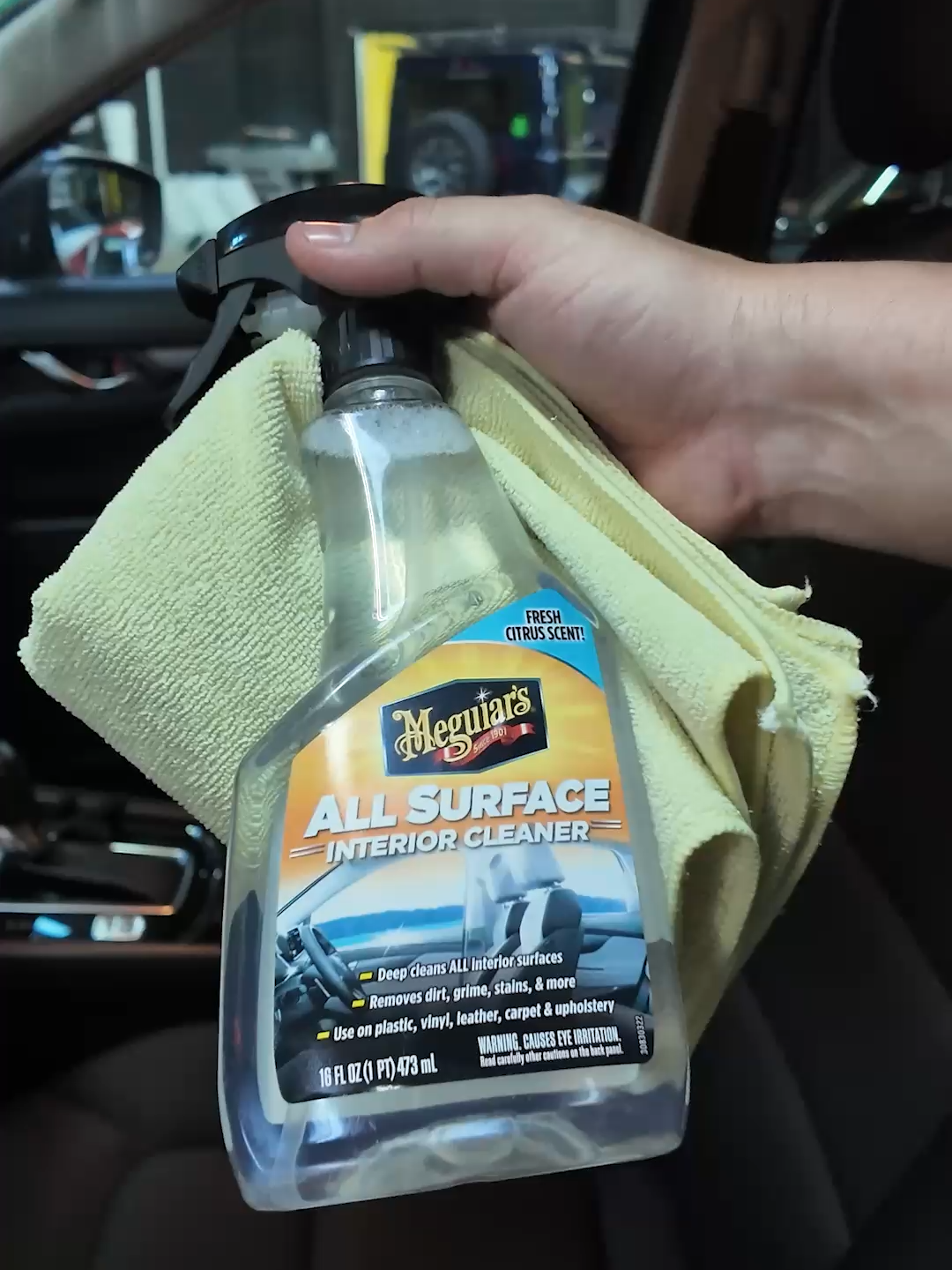 Usalo en todo tipo de materiales del interior de tu carro.  All Surface Interior Cleaner remueve la suciedad más profunda, pero cuida y conserva los materiales. TODO tipo de materiales. 🚘✨ #Meguiars #Limpieza #Interiores #CuidadoDelAuto
