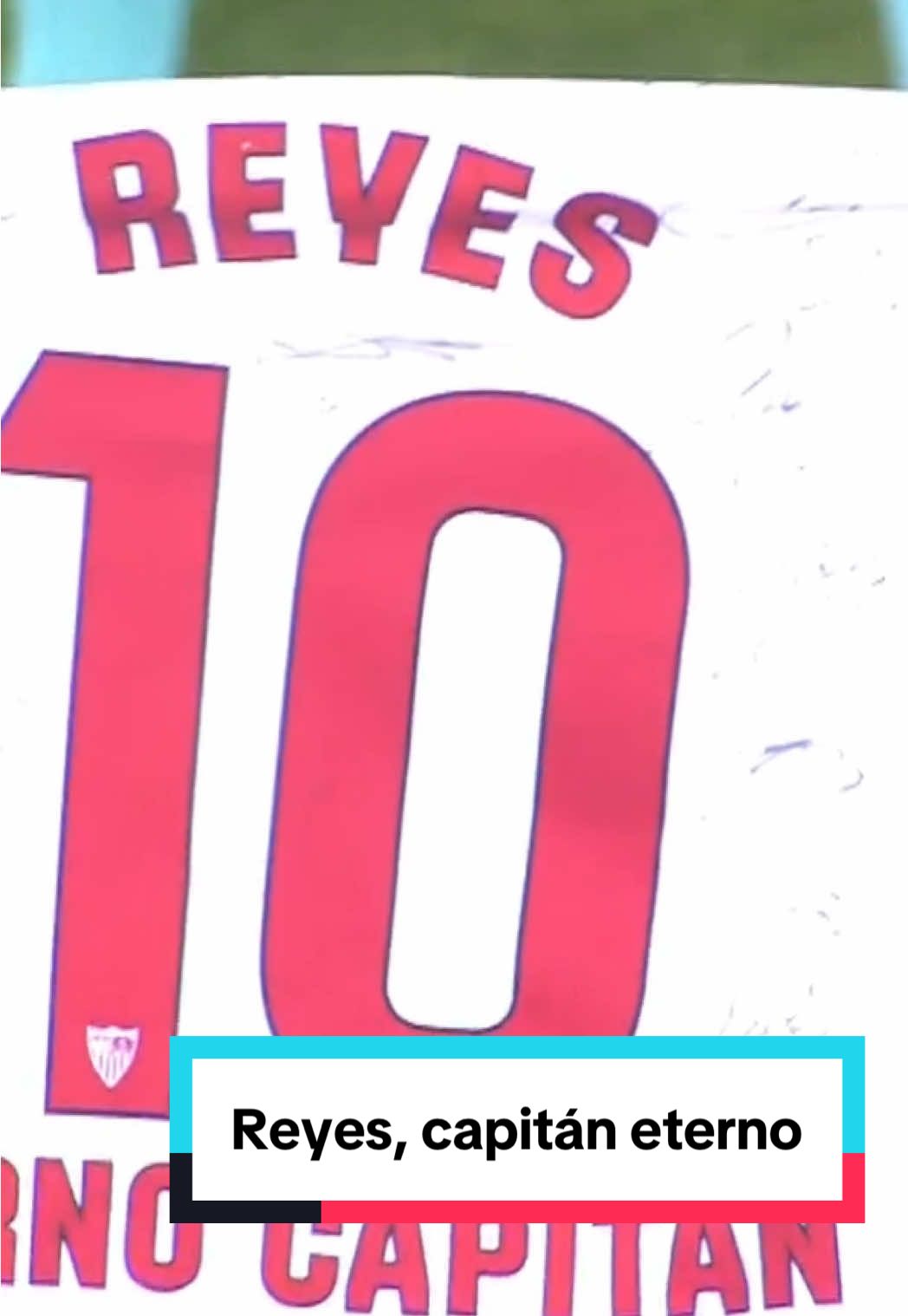 José Antonio Reyes, capitán 𝗘𝗧𝗘𝗥𝗡𝗢. Precioso homenaje que dedican a su memoria el club de su vida, el @SevillaFC, y el último el que disfrutó del deporte que tanto amaba, el CD Extremadura. 📺 Movistar fútbol  #CopaDelReyMAPFRE | #LaCopaMola🏆 | #tiktokfootballacademy | #deportesentiktok 