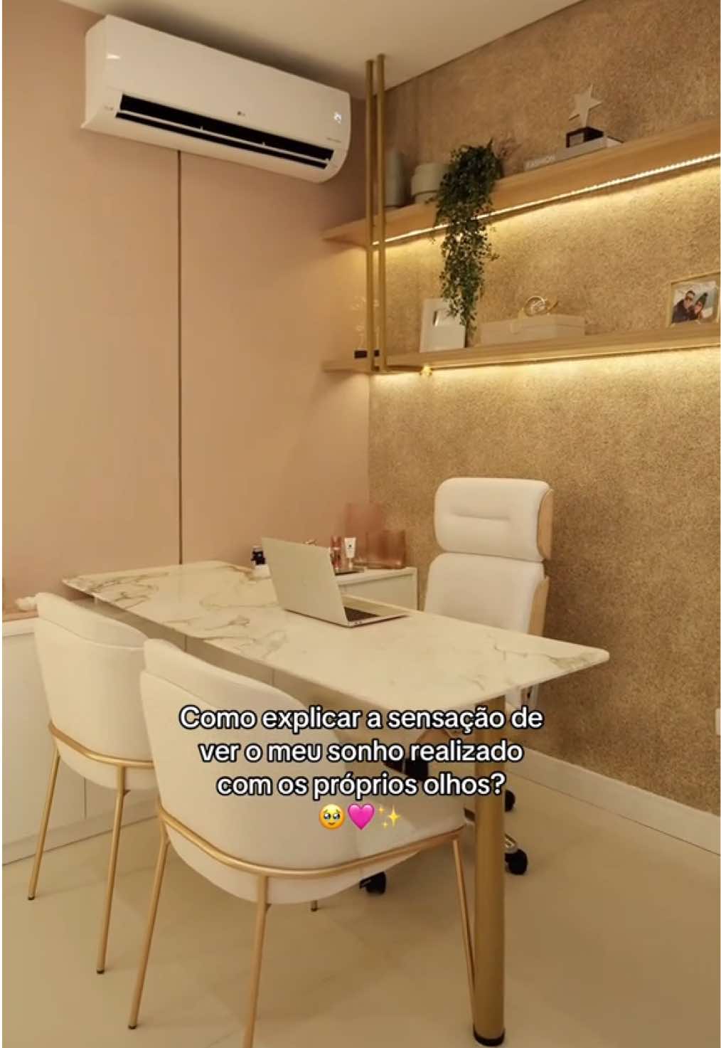 A minha clínica de estética sempre foi um sonho pra mim. Eu sempre quis ter as coisas do meu jeito, atender na estética facial com limpeza de pele, peeling, microagulhamento… tudo que eu faço hoje nesse espaço que é como eu sempre quis 🩷 Ver que a minha clínica de estética se realizou é emocionante porque eu passei dias atendendo em salas sem janela, fazendo mais de 10 limpezas de pele por dia.. então eu sei o quanto quis isso lá quando iniciei 🥺🫶🏻 Não desista! Acredite que tudo vai dar certo! Eu acredito em você! #clínicadeestética #clínica #estéticafacial #estética #limpezadepele 
