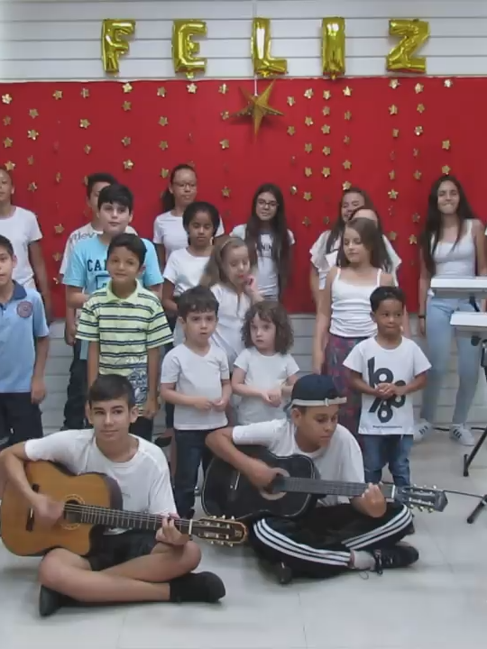CCV Kids - Clip de Natal - Vem chegando o Natal! - CCV Kids 2018 Banda: Bateria: Gabriel Lopo Contrabaixo: Caio Fernandes  Teclados: Ana Fernandes, Yasmim Fernandes e Gabriela Sales Violões: Gustavo Sales, Lucas Pontes e Isaque Lopo Vocais: Crianças da CCV Sede Idealização e Mídia: Andreia Cano Decoração: Departamento de Eventos CCV Sede Direção musical: Marcelo Melo (instrumental) e Kelly Melo (vocal). Supervisão: Pastor Cleidivan Pontes Pastor local: Gean Fernandes Facebook:  @ccvkidstremembe6423   Instagram: @ccv_kids #comunidadecristavida #comunidadecristavidatremembe #comunidadecristavidasede #ccv #ccvtremembe #ccvtremembé #ccvsede #ccvkids #louvorinfantil #louvorkids #cultoinfantil #palavradedeus  #ministeriokids #ministerioinfantil #ministerioinfantillouvores  #criancaslouvandoadeus #criancasadorandoadeus  #ministeriodelouvorkids #ministeriodelouvorinfantil #hinosparaminsterioinfantil #aleluia #gloriaajesus #clipedenatal #clipdenatal #natalcomcristo #vemchegandoonatal #natal #Jesusnasceu #vivaonatal @ccvkids @pontes.rm @gabiiisales @yasmincf_05 @ana_frndxx @isaquearaujo13_