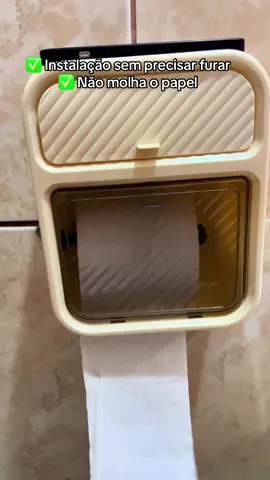 Porta papel higiênico adesivo, sem precisar furar a parede. Possui gavetinha para pequenos itens, base superior para apoiar o celular e proteção contra respingos, mantendo o papel sempre seco. Prático, moderno e ideal para deixar seu banheiro mais organizado 🚿📱✨ #banheiro #portapapelhigienico #achadinhos 