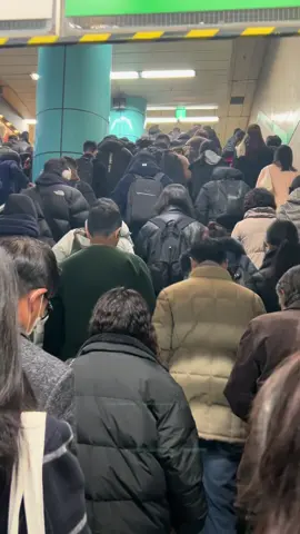 Korean subway!! 한국지하철 #KoreaMorning #SubwayVibes #CommuteLife #KoreanSubway #아침지하철 #