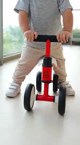 Andador infantil 4 rodas tipo bicicleta de equilíbrio. Leve, resistente e ideal para a primeira fase do aprendizado. Diversão e segurança para os pequenos! 💛🚲 #AndadorInfantil #BicicletaDeEquilibrio #Kids #PrimeirosPassos #Infantil 