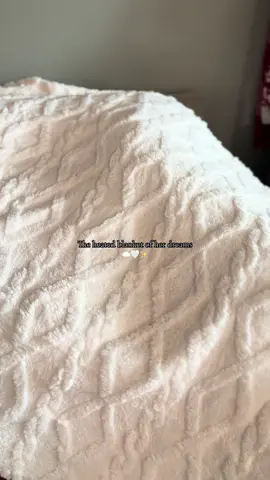 this is so soft and cozy!  #heated #heatedblanket #blanketlife #tiktokshopholidayhaul 