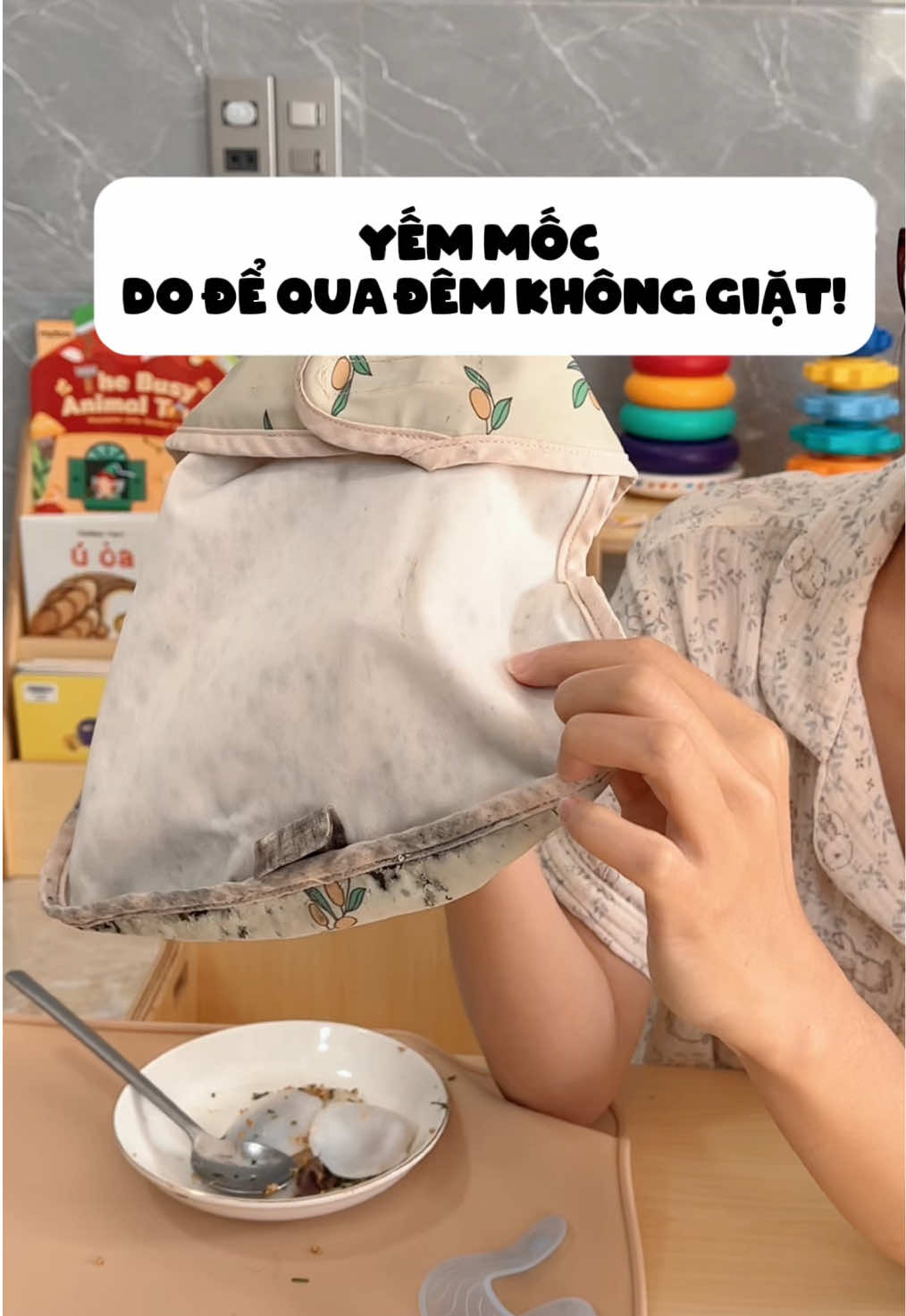 Mom nào có con chuẩn bị ăn dặm xem clip này chọn yếm phù hợp cho bé nhen. #landaulamme #embedangyeu #mebimsua #embeandam #tiphuongne 