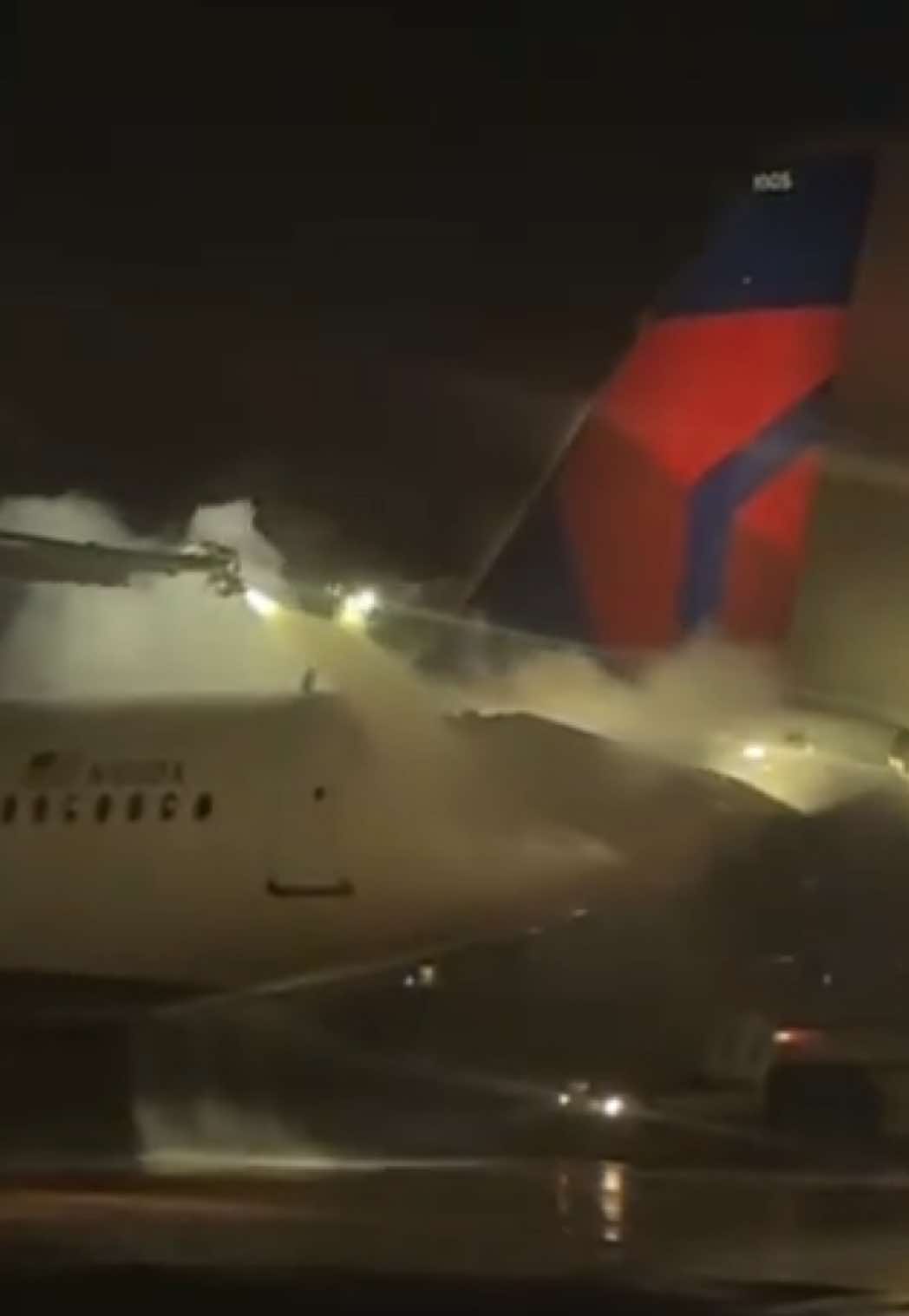 de-icing before takeoff 🛩️🌎🌙 @delta flight dtw to ewr last week #aviation #airport #delta #wintertravel #plane 