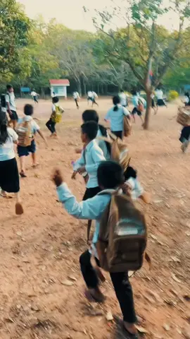 វាជារឿងឈឺចាប់ខ្លាំងណាស់ដែលឃើញកុមារជាច្រើនត្រូវរត់ភៀសខ្លួន បាត់បង់សុវត្ថិភាព និងមិនអាចបន្តការសិក្សាបាន ដោយសារសង្គ្រាម។ ពួកគេគួរតែមានជីវិតដែលពោរពេញដោយសេចក្ដីសុខ និងអនាគតល្អ មិនមែនរស់នៅក្នុងភាពភ័យខ្លាចទេ។ សូមព្រះជាម្ចាស់ថែរក្សាពួកគេ 🙏 សូមអោយមានសន្តិភាពឆាប់ៗនេះសម្រាប់កម្ពុជា 🕊️ #កូនខ្មែរ #khmer #foryou 