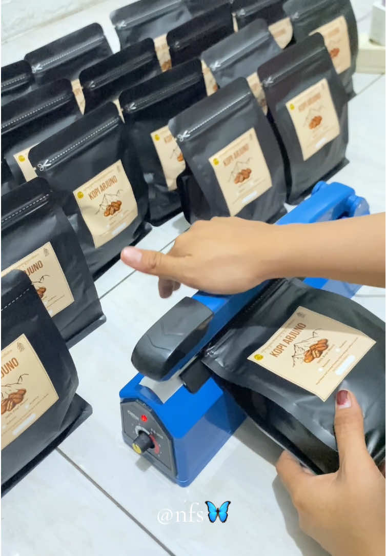 Proses sealer kemasan bubuk Kopi Arjuno (Robusta) @KOPI ARJUNO☕️  #kopihitam  #kopirobusta #kopihitammurni #kopihitambangil 