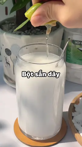 Bột sắn dây chứa nhiều tinh bột mát, giúp giải nhiệt, giảm nóng trong, hỗ trợ tiêu hoá và làm dịu dạ dày. Uống đều 3–4 lần/tuần rất tốt cho da và cơ thể, nhất là mùa nóng hoặc ai hay bị nhiệt miệng #botsanday #botsandaynguyenchat #bameconnhangoc #taphoamekem 