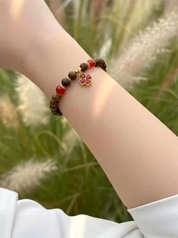 Không phải ngẫu nhiên mà vòng trầm được xem là biểu tượng của may mắn. Khi đeo nó, bạn sẽ cảm nhận được nguồn năng lượng ấm áp lan tỏa từ cổ tay, như tiếp thêm sự tự tin và chiều sâu cho tâm hồn. Chiếc vòng này phù hợp với người đang tìm kiếm sự ổn định, tài lộc và tinh thần sáng suốt hơn. Mỗi hạt trầm đều có một câu chuyện, và khi bạn đeo nó, câu chuyện ấy trở thành một phần của bạn. Chúc bạn thu hút điều tốt lành mỗi ngày.  #開運 #幸運のブレスレット #平和な心 #天然素材 #癒し効果#幸せを呼ぶ #nguoiviettainhật #ngườiviettainhat #vongtram108hat #Dieuhoalinhnguyen #ngươixaquêhương🍁