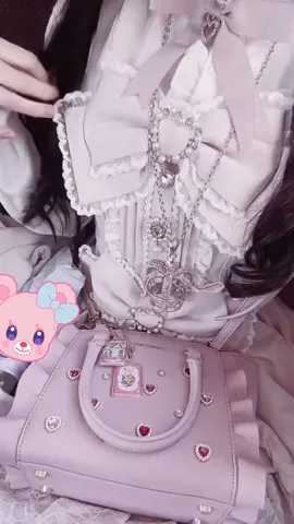 お洋服やネックレス、ヘアアクセや靴も全身姫過ぎて可愛い。LIZLISA、ありがとう。フロントカシュクールBIGリボンセットアップが1番好き。飽き性すぎて、LIZLISAすら1、2回着たら売り飛ばしちゃうんだけど、この服だけは絶対に売らないって決めてる（→お気に入りで伝わります）パリスキッズの王冠ネックレス、初めて付けてみた可愛い。全身ピンクで可愛いしか出てこない。 #量産型 #姫系 #lizlisa #フロントカシュクールbigリボンセットアップ #samanthavega 