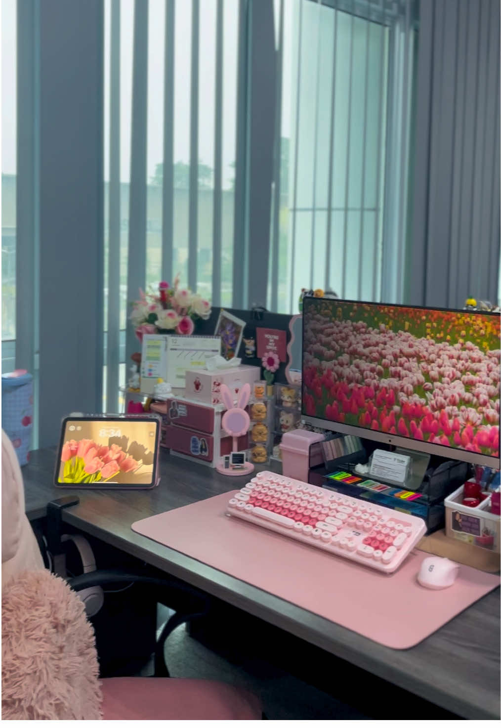 office theme: pink & cute💖🎀🌸 #officelife #officedesk #workplace #decor #pinkdesksetup 