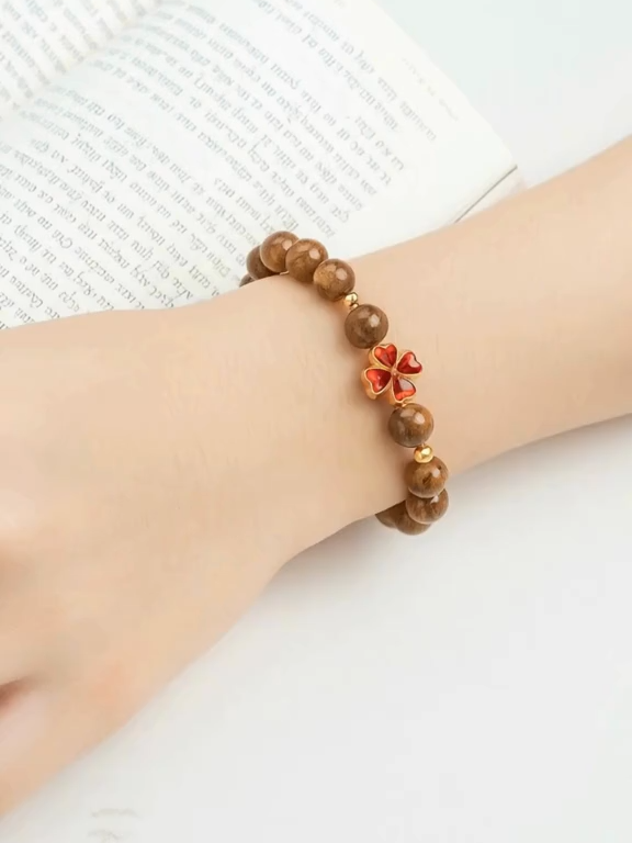 Một chiếc vòng – Một lời chúc Vòng trầm như một lời chúc: hãy sống chậm lại, hít thở sâu và trân trọng những điều nhỏ bé. Năng lượng tự nhiên của trầm giúp ổn định tinh thần, thu hút vận may và xua đi mệt mỏi. Nếu bạn đang cần một vật giữ năng lượng tích cực bên mình, thì chiếc vòng này chính là sự lựa chọn hoàn hảo. Hãy để mỗi hạt trầm mang đến cho bạn bình an thật sự từ bên trong.  #開運パワー #お守りアクセサリー #ウッドビーズ #幸せ祈願 #癒し時間#nguoiviettainhật #幸せを呼ぶ #vongtram108hat #Dieuhoalinhnguyen