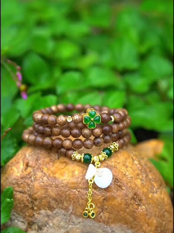 Một chiếc vòng đơn giản nhưng lại chứa năng lượng mạnh mẽ. Trầm tự nhiên giúp thanh lọc cảm xúc, giảm căng thẳng và mang lại sự an yên trong tâm trí. Người đeo vòng trầm thường thu hút những mối quan hệ tốt, vận khí tốt và tinh thần tích cực hơn. Nếu bạn tin vào những điều đẹp đẽ, chiếc vòng này là dành cho bạn.  #癒しパワー #浄化 #開運ブレスレット #幸運祈願 #天然香木