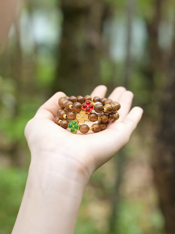 Ngày mệt mỏi? Hãy để hương trầm giúp bạn trở về trạng thái cân bằng. Vòng trầm tự nhiên giúp điều hòa năng lượng, mang đến cảm giác thư thái và sự tự tin nhẹ nhàng. Đeo vòng trầm cũng là một cách nhắc bản thân sống hướng thiện, tập trung và biết ơn. Một chiếc vòng nhỏ—nhưng năng lượng thì lớn.  #パワーストーン効果 #癒しアクセ #心の浄化 #開運祈願 #香木ブレスレット