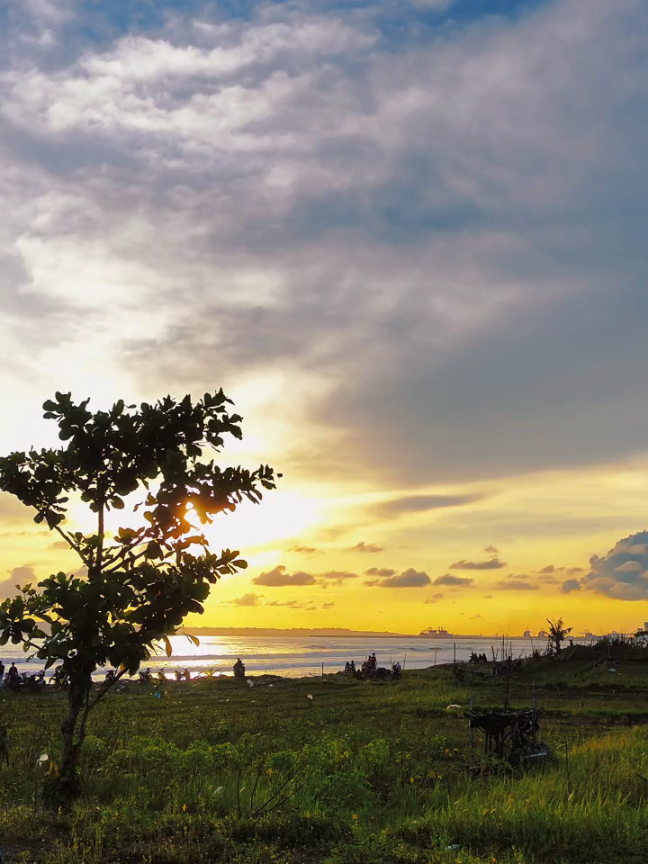 Suasana senja seindah ini di pantai Cilacap, cuman tempatnya aja yang maaf kurang bersih