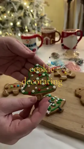 cookie decorating and hot cocoa = the perfect Christmas night 🎄🎅☃️ #cookiedecorating #cookie #gingerbreadman #Christmas #hotcocoa 