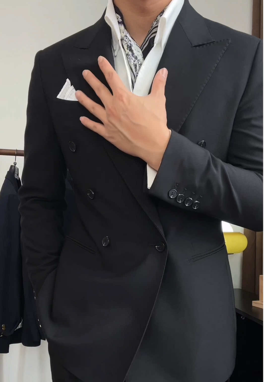 Bộ suit Veroza với phần hạ cúc 6x1 cho ra vibe cực kỳ phóng khoáng #blazer #suit #harold #fashion 