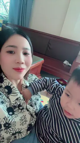 Cai sữa 4 tháng rồi mà mỗi lần gặp mẹ lại lấy tay sờ ti các mom à🤣🤣🤣bé nhà mọi người có vậy không ạ 🤣@khoa ha shop @Nhữ Khoa Hà #noel #mebimchamcon #mebimhiendai #tygroup 