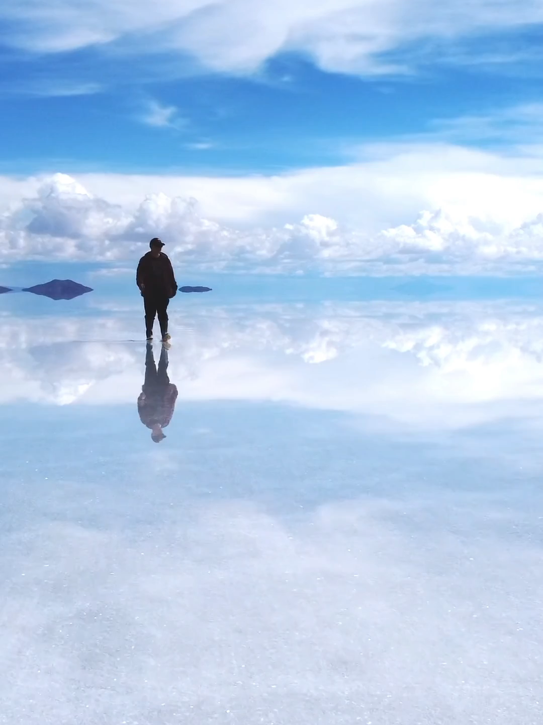 THE SKY IS ON THE GROUND! 🌌 SALAR DE UYUNI 4K: Surreal Illusion 💨 Located in southwestern Bolivia, Salar de Uyuni is the world’s largest salt flat and one of nature’s most extraordinary visual wonders. After rainfall, a thin layer of water covers the vast salt surface, creating a perfect mirror that reflects the sky. This surreal phenomenon transforms Salar de Uyuni into a place where the horizon disappears and the earth blends seamlessly with the clouds—leaving visitors with the magical feeling of walking above the sky. 🧊 This 4K short video captures a 15-second nature walk across Salar de Uyuni, showcasing the breathtaking purity and stillness of the landscape. The natural patterns formed by salt crystals, the endless white surface stretching toward the horizon, and the dreamlike reflections created by the water layer invite viewers into a calm, meditative atmosphere. Each frame highlights the serene beauty of the salt desert, illuminated by soft light and minimalist compositions. 🗺 Quick Facts About Salar de Uyuni: • The largest salt flat on Earth, covering about 10,500 km². • Estimated to contain around 11 billion tons of salt. • Known as “The World’s Largest Mirror” when covered by water. • Located at an elevation of about 3,600 meters. • Used by NASA as a calibration surface for satellites. 📍 Location: Salar de Uyuni, Potosí Department, Bolivia 🇧🇴 🌐 Coordinates: 20.1338° S, 67.4891° W 🏖 This video is crafted for viewers who appreciate untouched natural beauty and serene landscapes. The bright salt textures, the incredible sky reflections, and the clarity of 4K resolution come together to deliver the essence of Salar de Uyuni’s unique environment. It is a visually soothing, inspiring experience for those who love exploring the most extraordinary natural wonders on our planet. 🔔 Subscribe for more 4K nature, travel, and landscape content! 💬 Share your thoughts about Salar de Uyuni in the comments. 👍 Your likes and shares greatly support the channel. #travel #bolivia #salardeuyuni #uyuni #explore