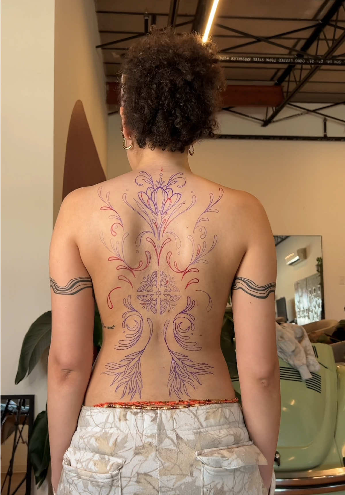 first session on this art nouveau back piece—can’t wait to shade 😭!! #blackartist #blackartistsoftiktok #melanintattooartist #tattooideas #artnouveau 