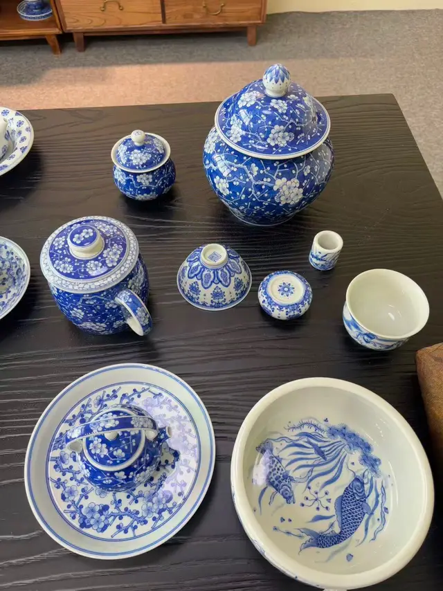 This set of blue-and-white tea ware really resonates with my sense of aesthetics! The sky-blue background is adorned with white-colored plum blossoms, exuding elegance and refinement. Even the koi fish in the tea caddy seem lively. Placing it on the table instantly enhances the ritualistic atmosphere of drinking tea.✨