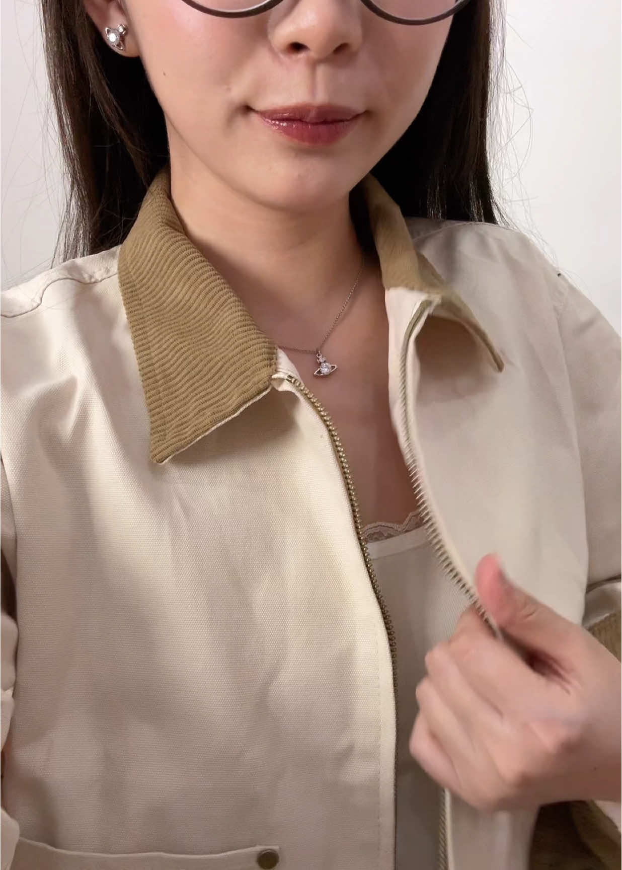 Đợi hơn tuần mới về hàng lại mà ưng ý thật luôn, bà nào thích chốt liền nha chứ đợi hết hàng phải đợi lâu á. Qá xink luôn 🎀🧸 #aokhoac #aokhoackaki #bycamcam #outfitideas 