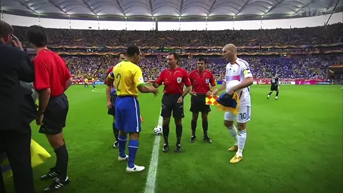 Trận đấu giữa Zidane và Brazil năm 2006 là trận tứ kết FIFA World Cup 2006 tại Đức, nơi Zidane đã có một màn trình diễn cá nhân xuất sắc và Pháp đã đánh bại Brazil với tỷ số (1-0). Trận đấu này là một trong những màn trình diễn đỉnh cao của Zidane trước đội tuyển hùng mạnh có các ngôi sao như Kaka, Ronaldo và Ronaldinho. Zidane đã có một trận đấu chói sáng, dẫn dắt Pháp đến chiến thắng trước đội tuyển Brazil được đánh giá cao. Dù đội tuyển Pháp không mạnh mẽ, nhưng Zidane đã thể hiện một màn trình diễn cá nhân đẳng cấp để vượt qua các ngôi sao của Brazil. Trận đấu này được coi là một trong những màn trình diễn đỉnh cao nhất của Zidane, thể hiện sự xuất sắc của ông trước một đội bóng toàn sao. #xuhuong #footballedit #zidane #worldcup #bongda 
