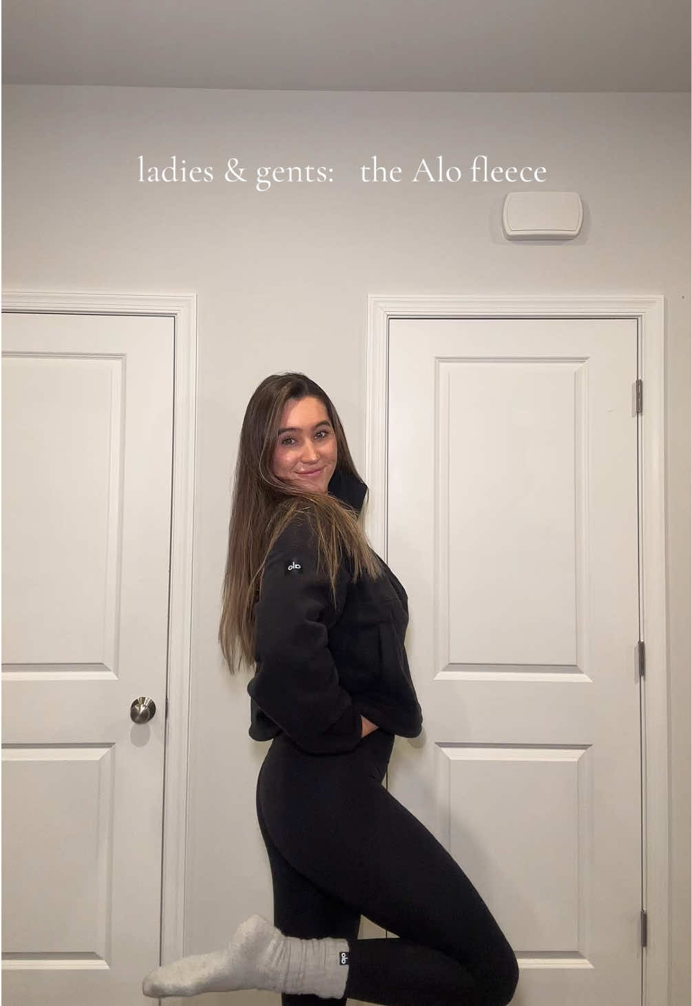with the slouch socks ofc 🧦 @alo #alo #alofleece #quarterzip #slouchsocks #OOTD 