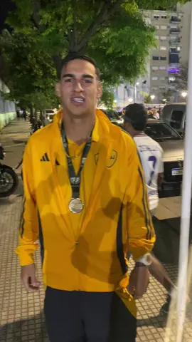 Muchas gracias campeón 👑🏅🙌🏽🇸🇪 @gonza.gelinii #seguimeydalelike♥️ #seguimeparamasvideos💖 #bocajuniorsoficial💛💙 #bocajuniors #oro 