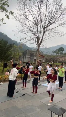 Workshop Happy Flow cùng Master Nguyễn Nhựt Bình tại Legacy Yên Tử  Chương trình Festival Yoga Mùa Đông 6–7/12/2025 tại Hạ Long và Legacy Yên Tử do Học Viện Yoga Hương Anh tổ chức đã chính thức khép lại với thật nhiều cảm xúc và thành công vượt mong đợi!  Hơn 300 yogi từ khắp mọi miền đã cùng hội tụ, lan toả năng lượng tích cực, kết nối yêu thương và nâng tầm tinh thần Yoga Việt Nam. #hocvienyogahuonganh #Yoga #fesitvalyoga2025 #huonganhgroup