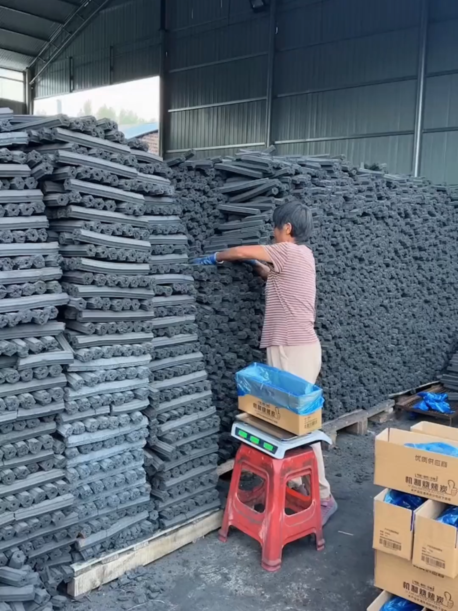 Charcoal machine is a device that processes biomass raw materials (such as sawdust, straw, rice husk, tree branches, etc.) into machine-made charcoal through processes such as crushing, drying, stick making, and carbonization. It is widely used in fields such as barbecue, heating, industrial fuel, and organic fertilizer production#CharcoalMachine #MechanizedCharcoal #CarbonizationStove #BarbecueCharcoal #SmokelessBarbecueCharcoal