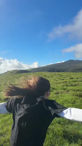 The one time i didn’t wear my hiking shoes #Running #meadow #grass #naturevibes #summit 